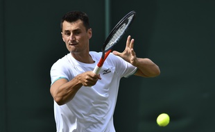 Bah alors Tomic, on joue dans le temple du tennis quand même !