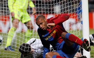 Jusqu'à l'égalisation de Thierry Henry. Sur la photo, il vient de marquer de la tête. Cela ne lui arrive pas souvent, ce qui explique l'air surpris. (1-1 entre Lyon et Barcelone).