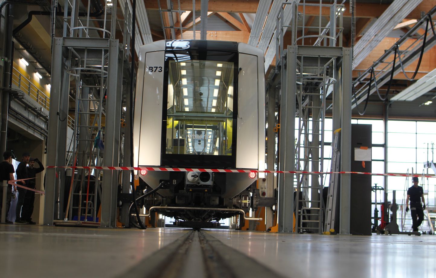 La ligne B du métro de Rennes est à l'arrêt depuis le 3 janvier en raison d'un problème mécanique. Les rames sont actuellement en cours de démontage et de remontage dans le garage atelier de Keolis. 