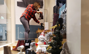 Dans cette boutique de chaussures du centre commercial Nicétoile, on s'affaire pour que tout soit prêt samedi matin