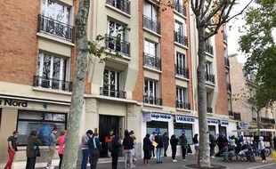 Place Eboué, dans le 12e, un laboratoire accueille les Parisiens qui souhaitent faire un test PCR sans ordonnance et sans rendez-vous.