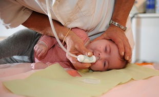 Les bébés n'aiment pas ça, mais en cas de bronchiolite, le lavage nasal et le recours au mouche-bébé l'aident à mieux respirer.