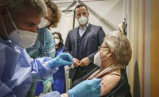 Le ministre allemand de la Santé, Jens Spahn, assistant à une vaccination.