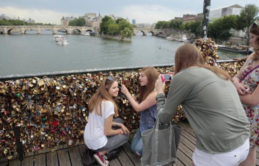 Video Paris Les Cadenas Du Pont Des Arts Retires Definitivement Des Le 1er Juin