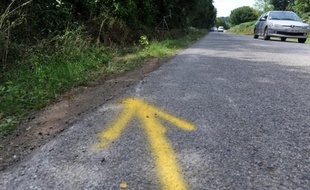 Une flèche peinte par la police indique la direction de l'accident à Rohan, dans le Morbihan, le 2 août 2015