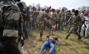 La cérémonie solennelle marquant la reformation à Bangui des Forces armées centrafricaines (FACA) s'est achevée dans la violence mercredi avec la mort d'un homme, lynché par des soldats qui l'accusaient d'être un ancien rebelle, ont constaté des journalistes de l'AFP.
