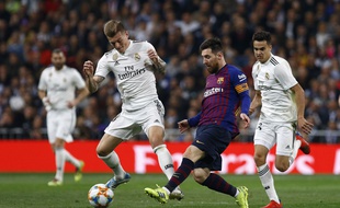 Messi face à Kroos lors du dernier Clasico le 27 février 2019.