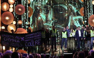Des intermittents du spectacle interrompent la 31ème Nuit des Molières, à Paris, le 13 mai 2019.