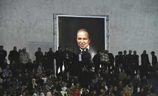 Des supporters du Front de libération nationale algérien (FLN) devant le portrait d'Abdelaziz Bouteflika, le 9 septembre 2019 à Alger.