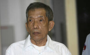 Douch à Phnom Penh le 30 mars 2009 lors de l'ouverture de son procès pour ses crimes commis durant le régime des khmers rouges.