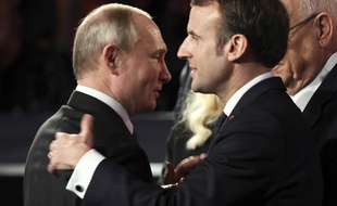 Emmanuel Macron et Vladimir Poutine vont s'entretenir en visioconférence vendredi (Archives)