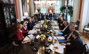 La secrétaire d'Etat américaine Hillary Clinton réunissait mercredi à Washington ses homologues du G8 pour des entretiens qui devraient être dominés par la crise en Syrie, le dossier nucléaire iranien et le tir d'une fusée par la Corée du Nord.