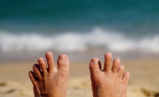 Illustration de pieds sur une plage