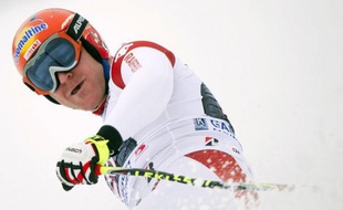 Le Suisse Didier Cuche a remporté samedi la descente de Coupe du monde de Garmisch-Partenkirchen sur une piste raccourcie, devant le Canadien Erik Guay et l'Autrichien Hannes Reichelt, une semaine après sa victoire à Kitzbühel dans des conditions semblables.