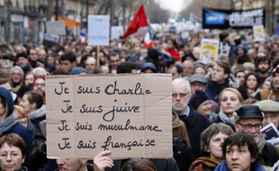 Une manifestante tient une pancarte lors de la marche du 11 janvier 2015, après les attentats de Charlie Hebdo et de l'Hyper Cacher, à Paris.