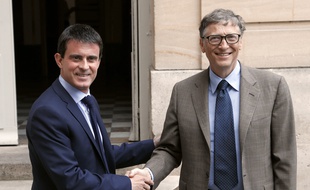 French Prime Minister Manuel Valls (L) shakes hands with Bill Gates, the co-Founder of the Microsoft company and co-Founder of the Bill and Melinda Gates Fondation after a meeting at the Hotel Matignon in Paris, on June 27, 2014. AFP PHOTO / THOMAS SAMSON
