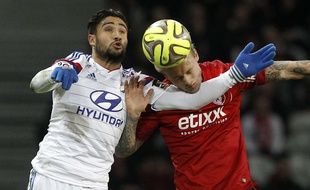 Nabil Fékir et Simon Kjaer à la lutte lors du match Lille-Lyon du 28 février 2015