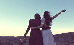 Un couple de femmes mariées.