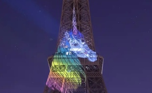 Une licorne projetée sur la tour Eiffel dans la nuit du 7 au 8 avril 2019, à Paris.