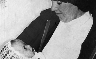 Lindy Chamberlain et sa fille Azaria en 1980.