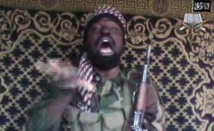 Une capture d'écran du 12 décembre 2013 d'une vidéo obtenue par l'AFP montre l'homme qui clame être le chef du groupe islamiste extrémiste nigérian Boko Haram, Abubakar Shekau