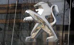 Le groupe PSA Peugeot Citroën va supprimer plus de 4.000 postes en France en 2012, dont environ la moitié chez des prestataires travaillant surtout dans la recherche et le développement, a-t-on appris de sources syndicales mardi, jour d'un comité central d'entreprise.