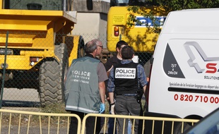 Des policiers devant l'enteprise de transports ColiCom dont le patron a été décapité le 27 juin 2015.