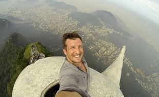 Le selfie du Britannique Lee Thompson en haut du Christ Rédempteur de Rio de Janeiro, au Brésil.