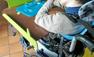 Gauthier, 9 ans, devant la tablette inventée par ses parents.