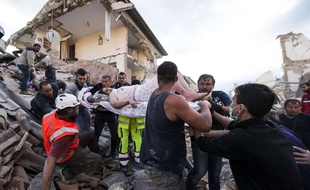 Une femme rescapée le 24 août 2016 à Amatrice en Italie.