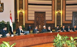 Le président égyptien Mohamed Morsi a accepté samedi soir d'abandonner ses pouvoirs renforcés pour sortir de la plus grave crise depuis son élection, mais a maintenu au 15 décembre un référendum sur un projet très controversé de Constitution.