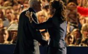 Si Mme Palin a électrisé la base républicaine, au point de voler la vedette à son colistier, sa désignation a aliéné le centre, alarmé par ses positions hostiles à l'avortement. Il a aussi inquiété les électeurs à l'idée de voir cette femme sans expérience nationale ni internationale remplacer en cas de malheur John McCain à la Maison Blanche.