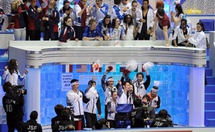 Le Japon est en tête du Trophée mondial par équipes de patinage artistique après le succès vendredi à Tokyo de Daisuke Takahashi devant le Canadien Patrick Chan et le Français Brian Joubert.