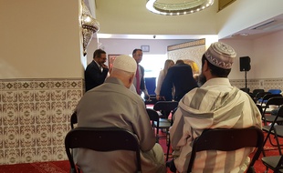 Deux musulmans lors de l'inauguration de la mosquée de la porte d'Aix, rénovée après des années de travaux.