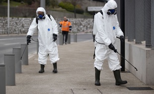 A Nice, le 27 mars 2020, des agents de la métropole pulvérisent du produit désinfectant devant l'hôpital Pasteur. A Toulouse, ces opérations commencent lundi 6 avril.