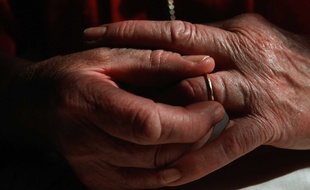 Les mains d'une personne âgée.