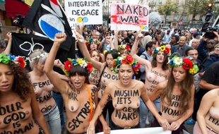 Les féministes ukrainiennes de Femen défilent à Paris pour l'ouverture de leur centre d'entraînement dans le 18e arrondissement, le 18 septembre 2012.