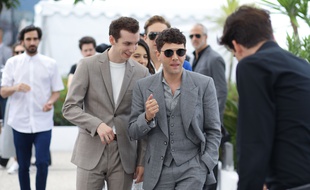 Xavier Dolan (lunettes) entouré de ses amis pour le photocall de Matthias et Maxime, le 23 mai à Cannes