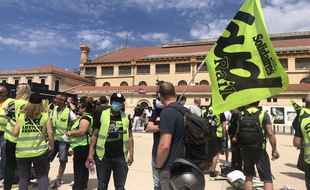 Des centaines de cheminots ont manifesté ce jeudi devant la gare Saint-Charles contre la privatisation des TER