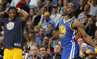 Carl Landry de Golden State (à droite), face à Kenneth Faried de Denver, à l'échauffement, le 24 avril 2013