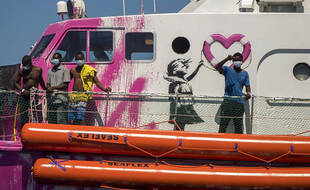 Des migrants secourus sur le Louise Michel, le bateau de secours affrété par Banksy.
