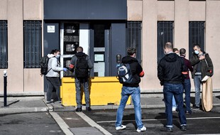 Devant le commissariat de Champigny-sur-Marne, ce dimanche.