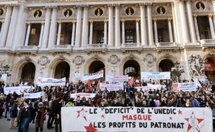 Des manifestants devant l'Opéra Garnier le 12 mars 2014.