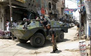 Un attentat à la bombe près d'un rassemblement électoral dans le nord-ouest du Pakistan a tué deux personnes dimanche et en a blessé six autres, dont un ancien député candidat aux prochaines élections, a annoncé la police.