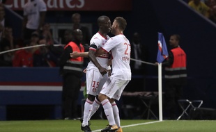 Auteur de l'ouverture du score à Paris, l'attaquant du TFC Max-Alain Gradel est félicité par Alexis Blin, le 19 août au Parc des Princes, en Ligue 1.