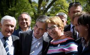 François Fillon avec Marielle Goitschel, championne de ski alpin, à Aix-les-Bains le 12 avril 2017.