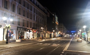 L'avenue Jean-Médecin, à Nice, complètement vide le soir du 21 mars 2020, alors qu'un couvre-feu vient d'être instauré dans le cadre de la lutte contre la propagation du coronavirus