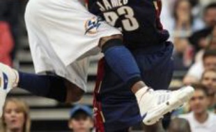 LeBron James, des Cleveland Cavaliers (à droite) à la lutte avec le défenseur des Washington Wizards DeShawn Stevenson, au 1er tour de la phase finale de la NBA, le 30 avril 2007.