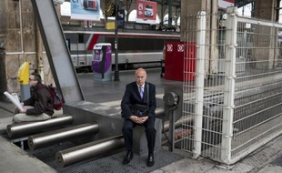 Des voyageurs attendent leur train à la Gare du Nord, à Paris, le 18 juin 2014