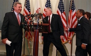 Le Sénat américain, qui a assoupli la clause protectionniste du plan de relance économique, s'approchait lentement d'un vote jeudi après que le président Barack Obama ait indiqué que "le moment de discuter" était terminé.